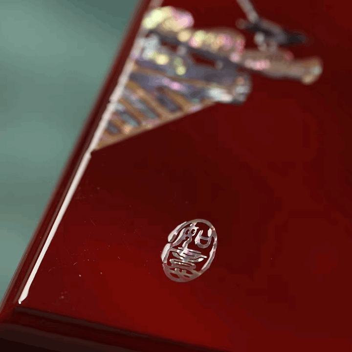 Mother-of-pearl lacquerware urn