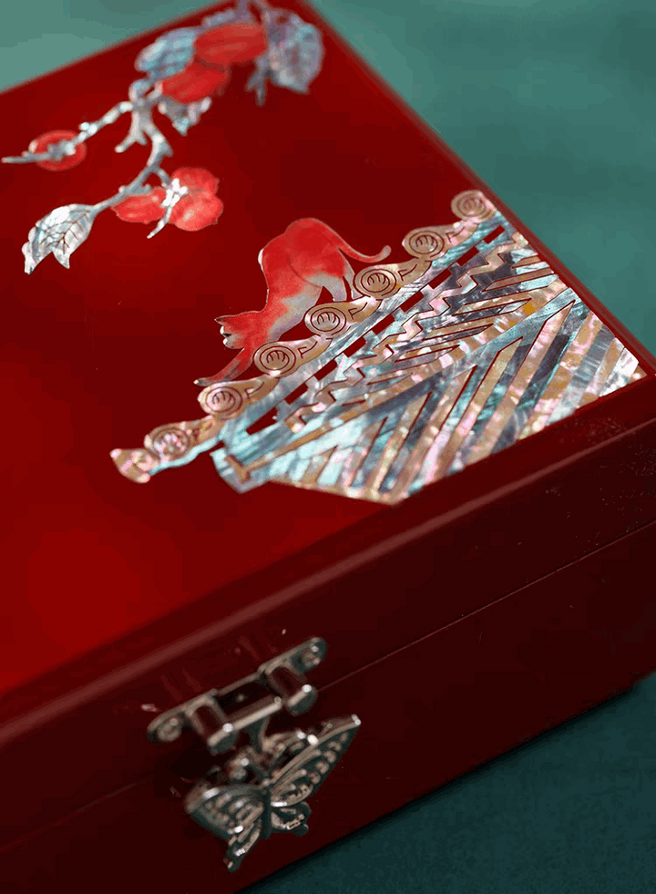 Mother-of-pearl lacquerware urn