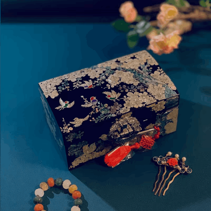 Najeon Chilgi Urn Mother-of-pearl lacquerware Urn