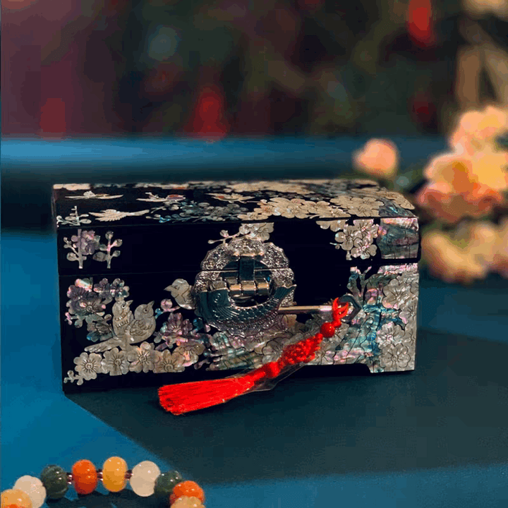 Najeon Chilgi Urn Mother-of-pearl lacquerware Urn