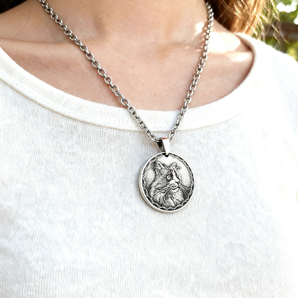 Bijou commémoratif pour votre chat : un pendentif portrait en relief en argent sterling fait à la main
